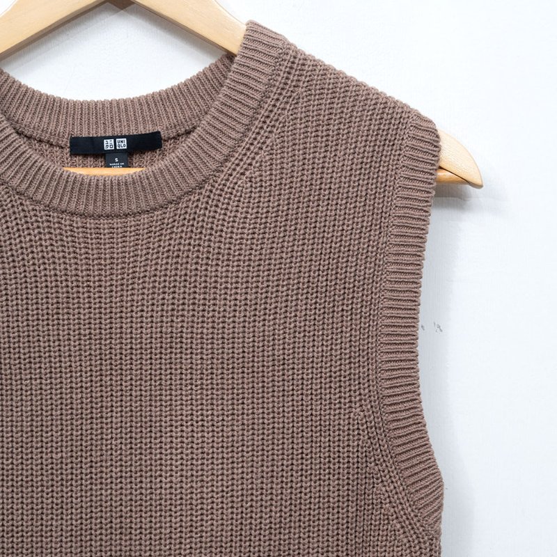 【梁以辰私服】UNIQLO 摩卡色針織背心-1