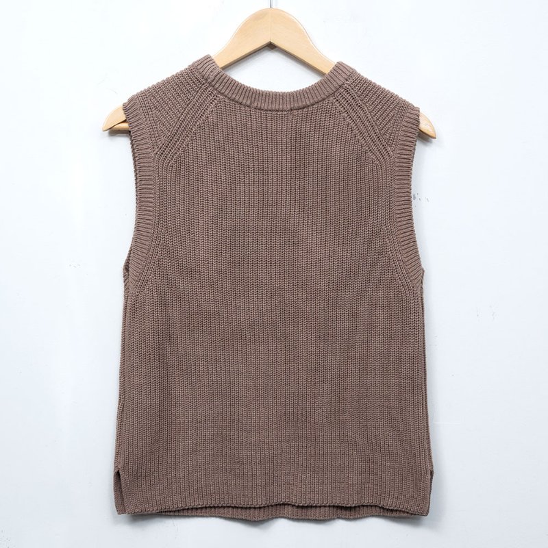 【梁以辰私服】UNIQLO 摩卡色針織背心-3