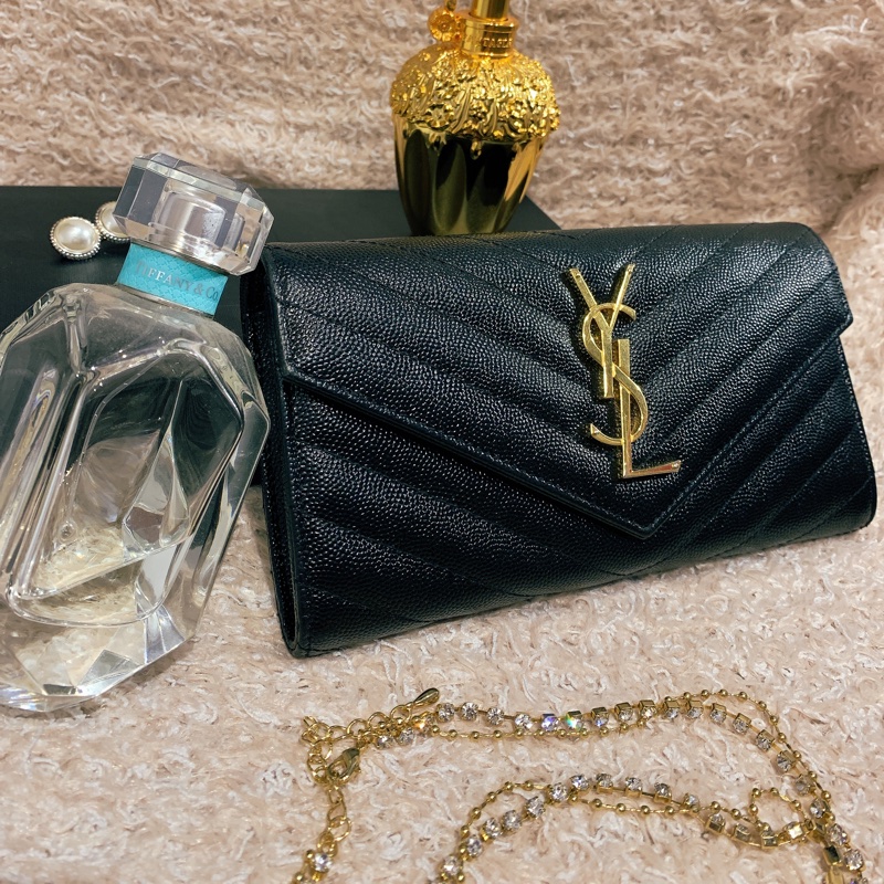 【YSL】MONOGRAM系列V字縫線魚子醬牛皮金屬LOGO暗釦手拿長夾(黑372264-BOW01-1000)-1