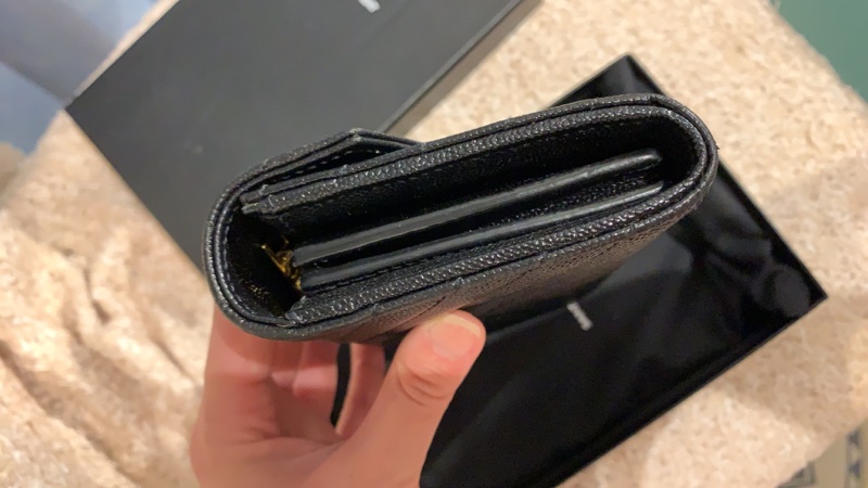 【YSL】MONOGRAM系列V字縫線魚子醬牛皮金屬LOGO暗釦手拿長夾(黑372264-BOW01-1000)-2