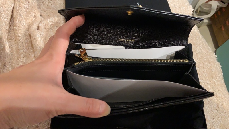 【YSL】MONOGRAM系列V字縫線魚子醬牛皮金屬LOGO暗釦手拿長夾(黑372264-BOW01-1000)-3