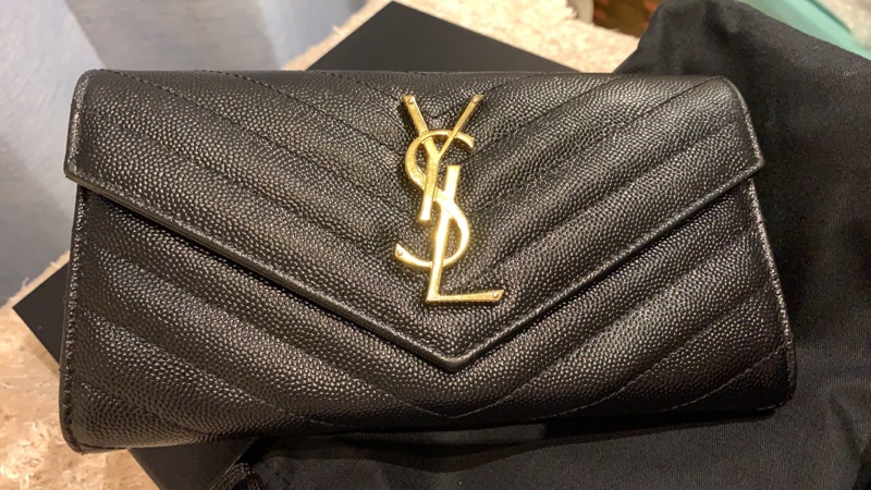 【YSL】MONOGRAM系列V字縫線魚子醬牛皮金屬LOGO暗釦手拿長夾(黑372264-BOW01-1000)-4