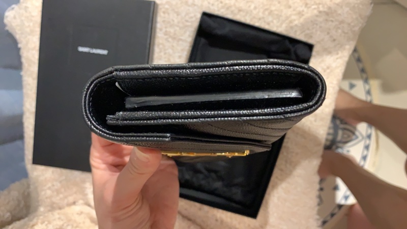 【YSL】MONOGRAM系列V字縫線魚子醬牛皮金屬LOGO暗釦手拿長夾(黑372264-BOW01-1000)-5