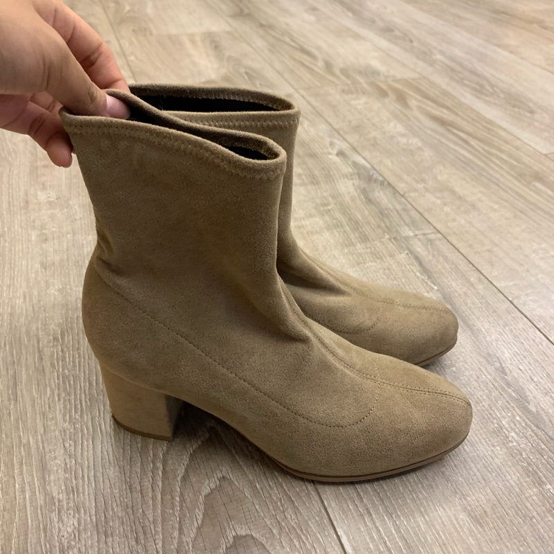 Uniqlo 女裝 彈性短靴 襪靴 踝靴 奶茶色 beige 仿麂皮絨 彈力貼腿顯瘦 中筒高跟短靴-4