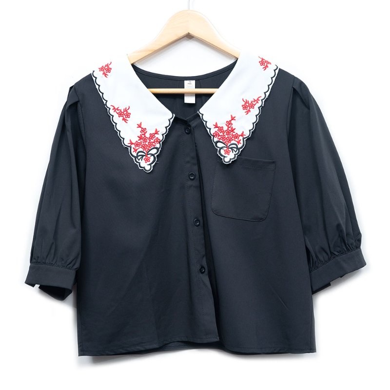 【莎莎私服】黑色刺繡娃娃領排釦上衣-0