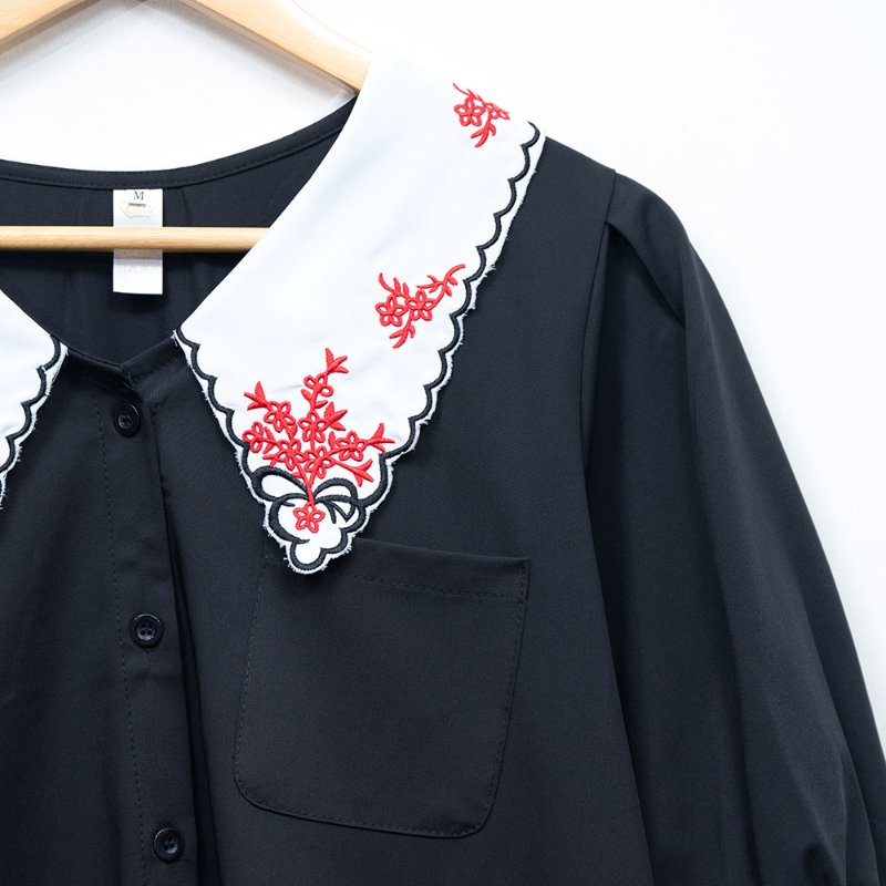 【莎莎私服】黑色刺繡娃娃領排釦上衣-1