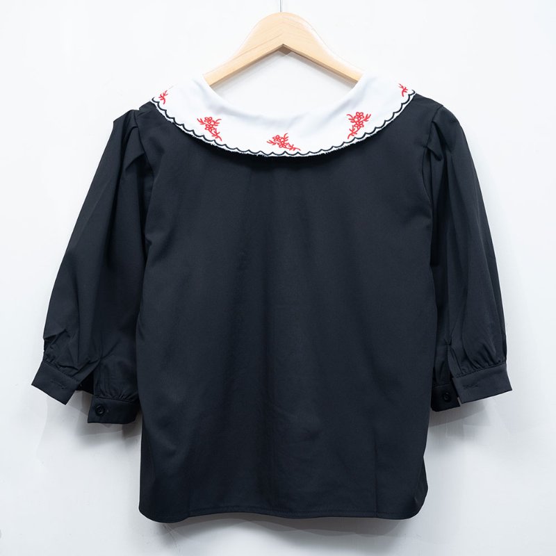 【莎莎私服】黑色刺繡娃娃領排釦上衣-4
