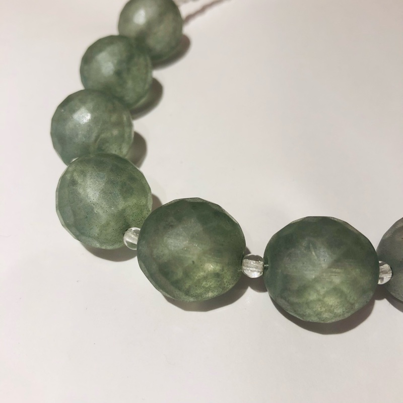 Agnes b.莫蘭迪綠玻璃珠項鍊，尺寸：拉平最長直徑21cm(可調長短）-1