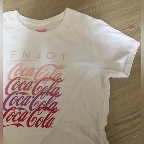 (極新二手)Lativ coca cola 純棉印花漸層上衣|可口可樂上衣|可口可樂T恤|簡約字母短袖上衣|