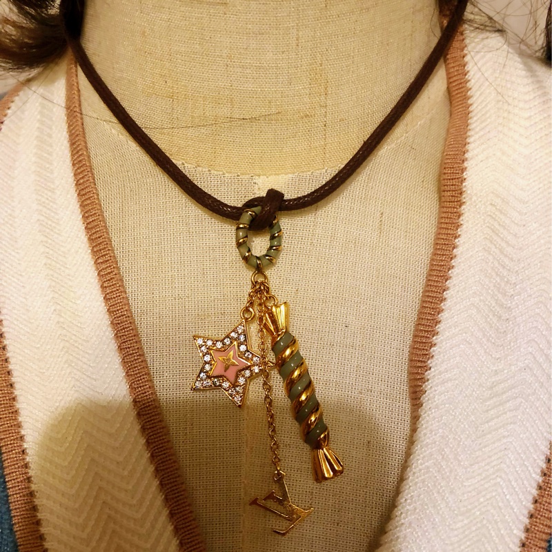 LV Louis Vuitton 項鍊墜飾 繽紛多彩星星魔法棒款-1