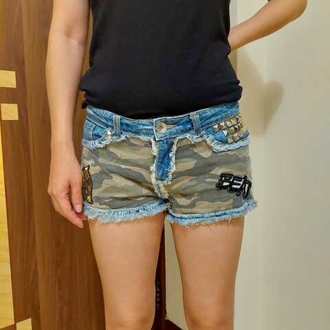 迷彩造型牛仔短褲