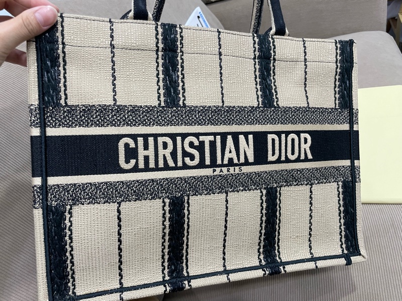 (麻煩看內文售75000)Dior book tote 米黑亞麻刺繡小款手提包/購物包/托特包-1