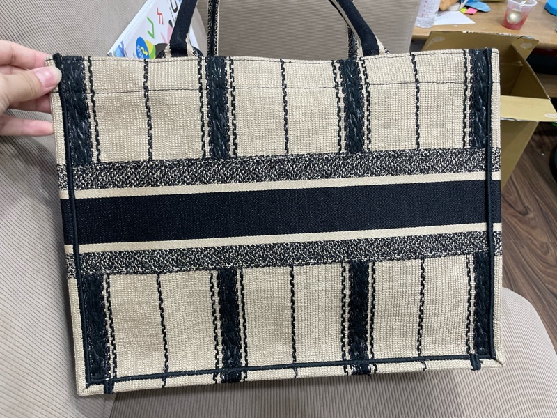 (麻煩看內文售75000)Dior book tote 米黑亞麻刺繡小款手提包/購物包/托特包-2