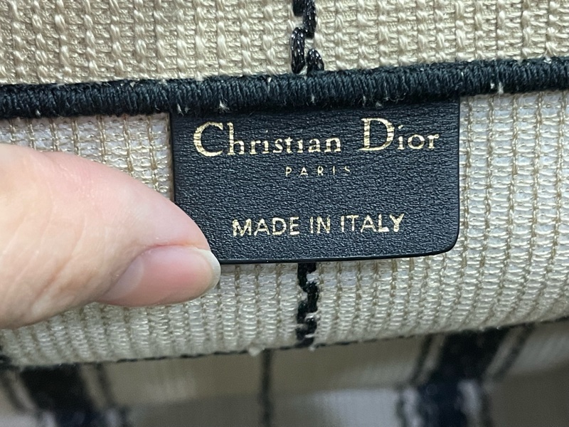 (麻煩看內文售75000)Dior book tote 米黑亞麻刺繡小款手提包/購物包/托特包-4