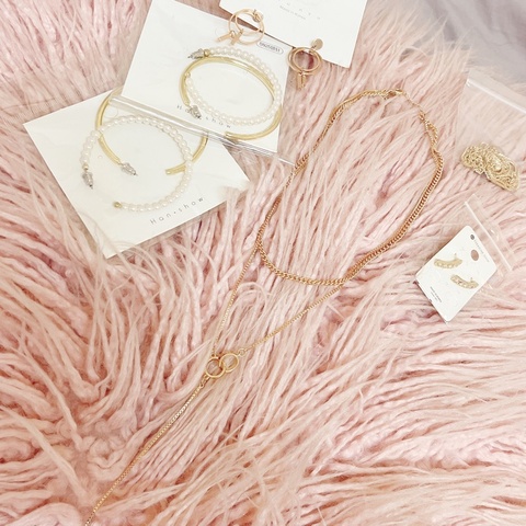 任選一件衣服就送的小禮物～限量5組飾品