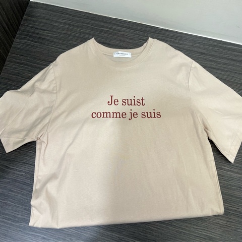 米色上衣