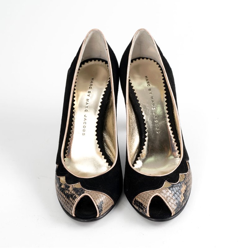 【曲艾玲私服】Marc Jacobs 黑金色麂皮蛇紋高跟鞋-1