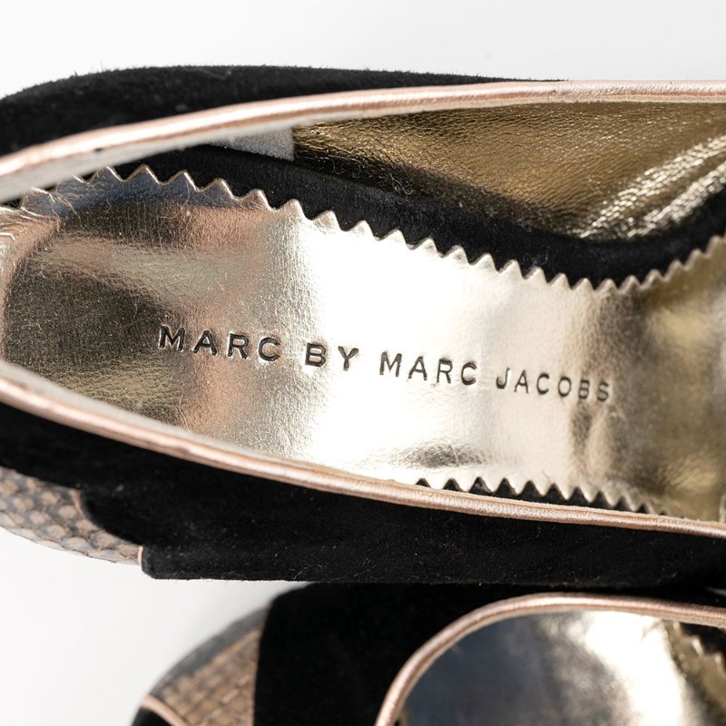 【曲艾玲私服】Marc Jacobs 黑金色麂皮蛇紋高跟鞋-3