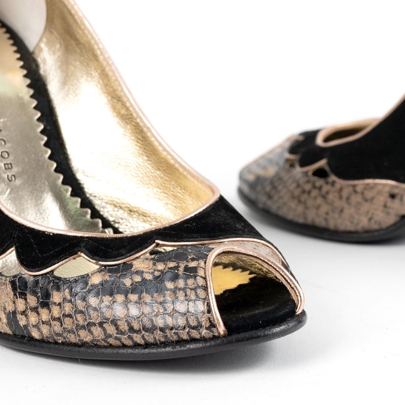 【曲艾玲私服】Marc Jacobs 黑金色麂皮蛇紋高跟鞋-4