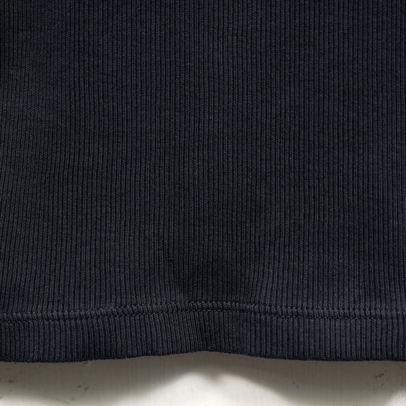 【曲艾玲私服】Dior 水鑽 Logo 黑色螺紋針織背心-2