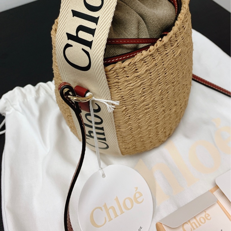 全新Woody 小號皮革邊飾拉菲草編織水桶包-1