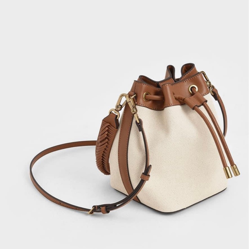 charles & keith 編織提把水桶包-4