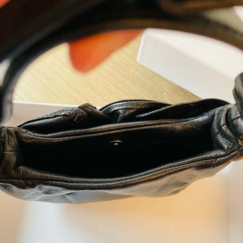 二手正品YSL聖羅蘭牛皮花朵小包/手機包/義大利製～有扣環可加背帶，近全新！看圖看內文-8