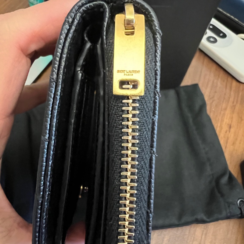 YSL 經典LOGO山形紋短夾/拉鍊錢包 (黑色 x 金字) Monogram Saint Laurent-4