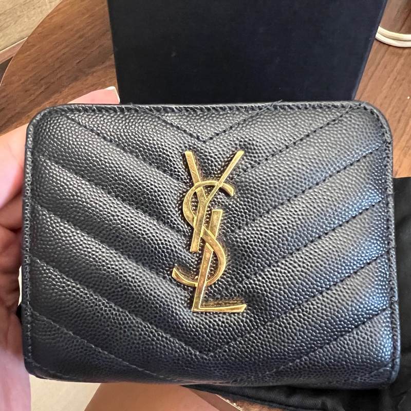 YSL 經典LOGO山形紋短夾/拉鍊錢包 (黑色 x 金字) Monogram Saint Laurent-8