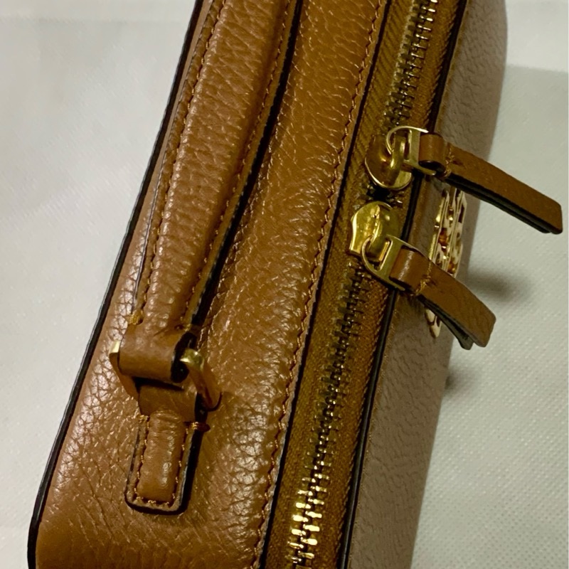 棕色【TORY BURCH】BRITTEN 鏤空LOGO拉鍊式荔枝紋手提斜背包(焦糖棕)-1