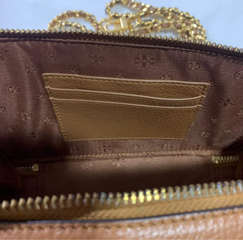 棕色【TORY BURCH】BRITTEN 鏤空LOGO拉鍊式荔枝紋手提斜背包(焦糖棕)-3