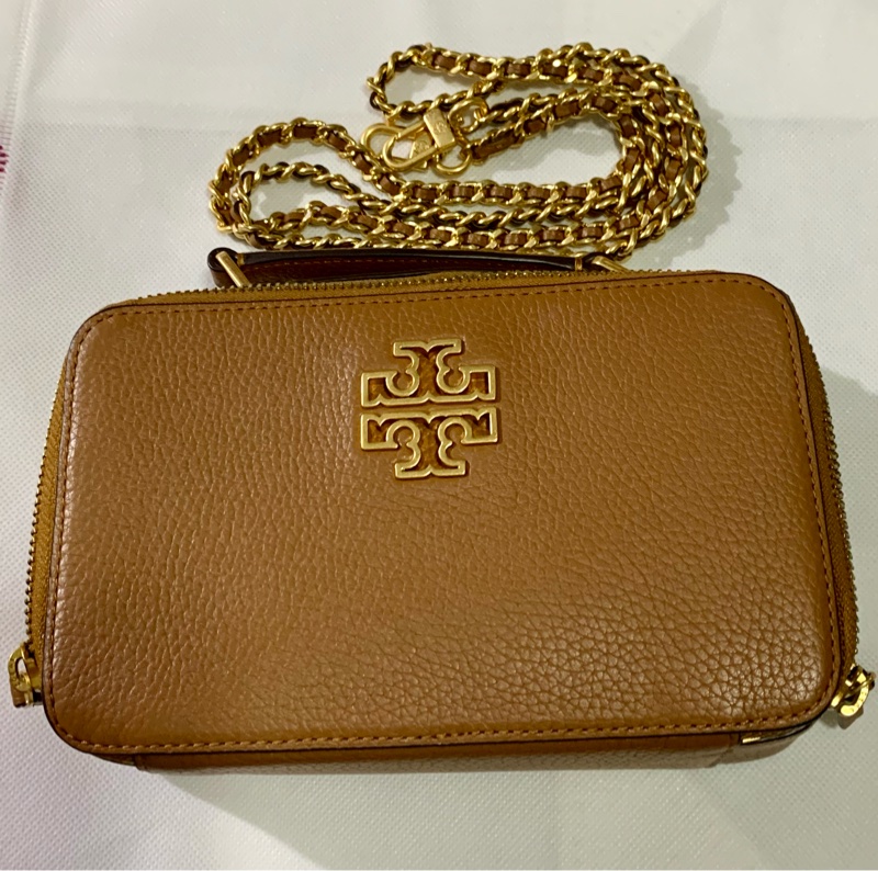 棕色【TORY BURCH】BRITTEN 鏤空LOGO拉鍊式荔枝紋手提斜背包(焦糖棕)-4