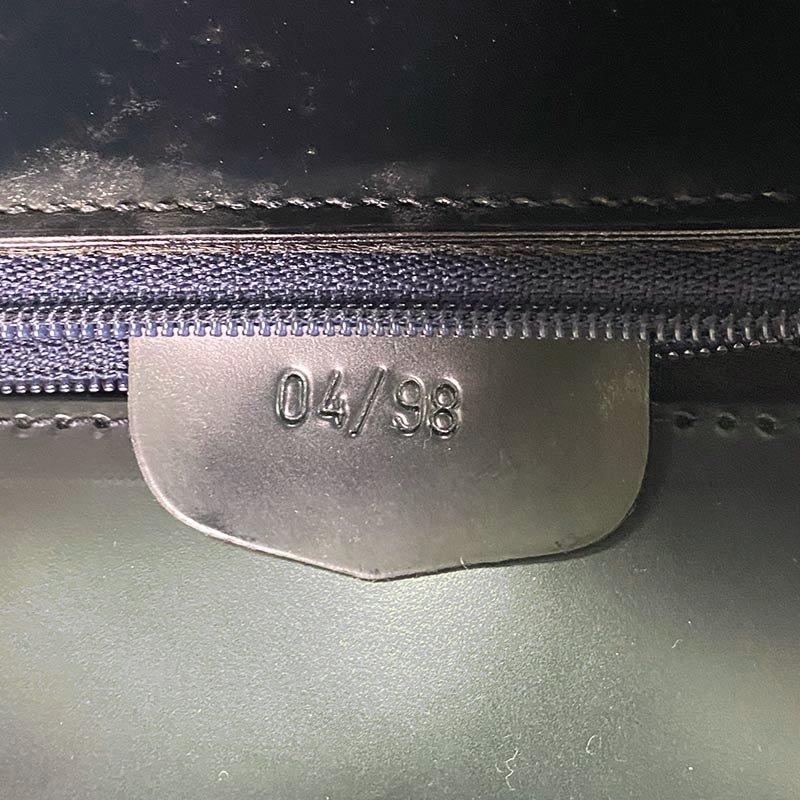 Bally 黑色漆皮肩背包-6