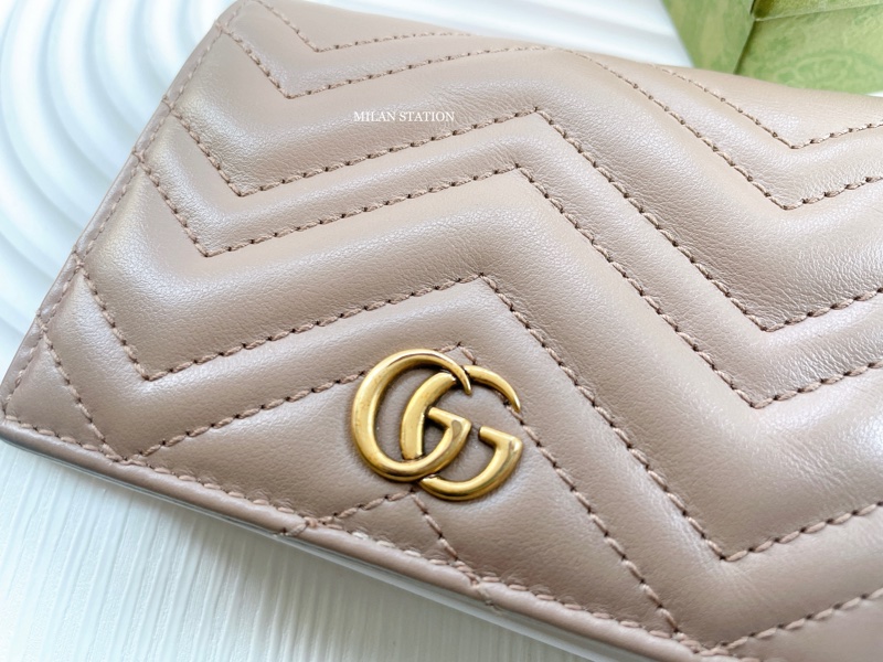 GUCCI 粉膚色 牛皮 marmont 扣式二折短夾-1