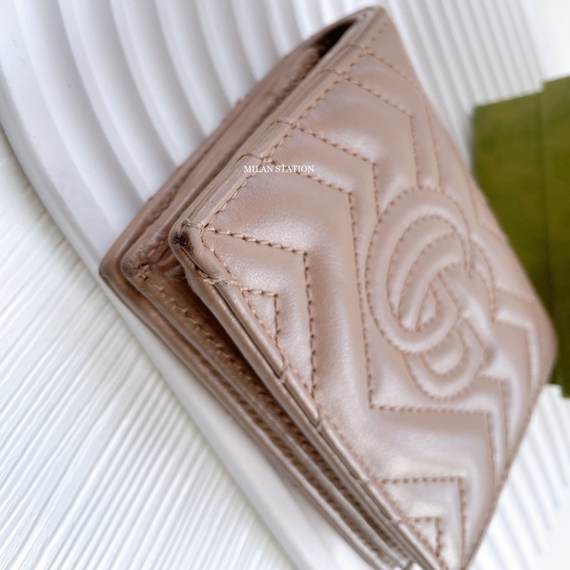 GUCCI 粉膚色 牛皮 marmont 扣式二折短夾-3