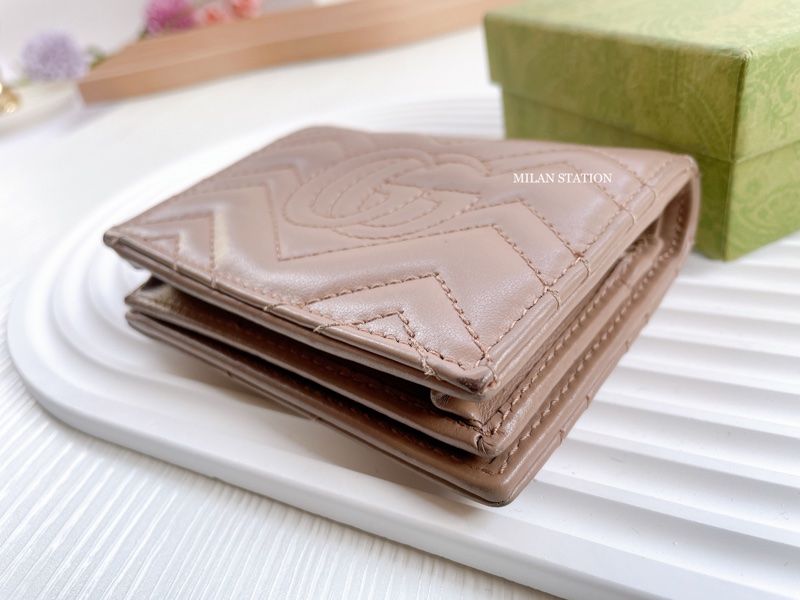 GUCCI 粉膚色 牛皮 marmont 扣式二折短夾-4