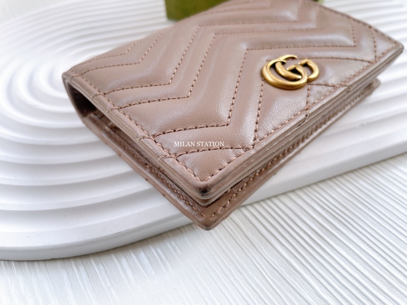 GUCCI 粉膚色 牛皮 marmont 扣式二折短夾-5