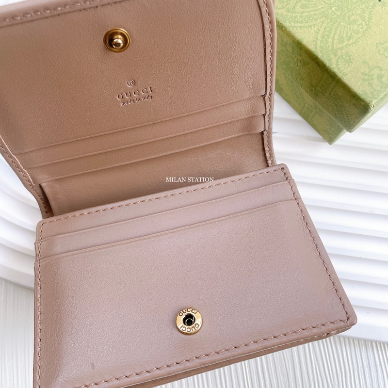 GUCCI 粉膚色 牛皮 marmont 扣式二折短夾-6