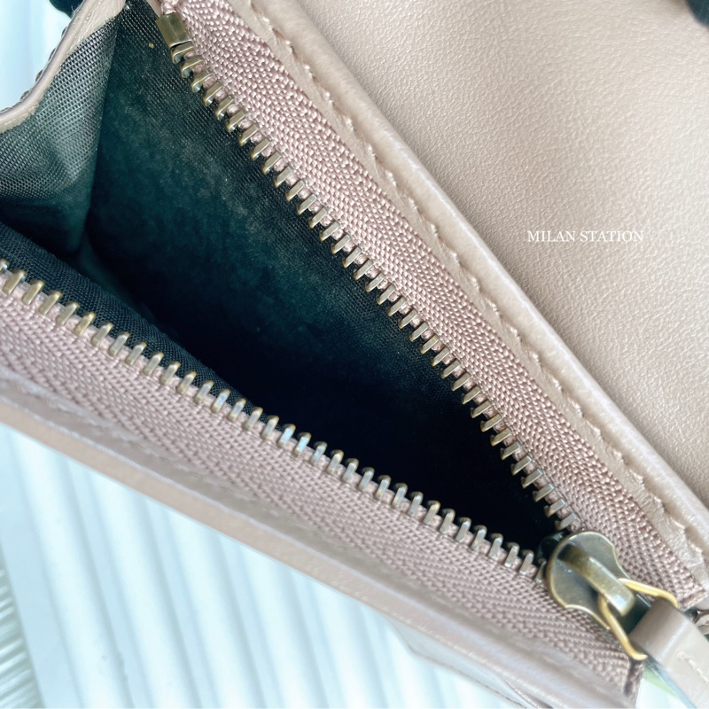 GUCCI 粉膚色 牛皮 marmont 扣式二折短夾-7