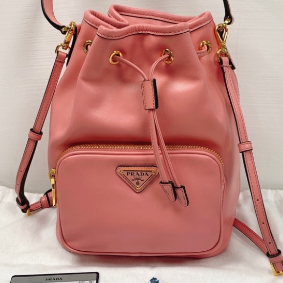 芭比粉無所不在~~Prada 經典三角金屬LOGO小牛皮兩用迷你水桶包(粉紅)-0