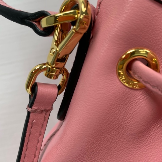 芭比粉無所不在~~Prada 經典三角金屬LOGO小牛皮兩用迷你水桶包(粉紅)-2