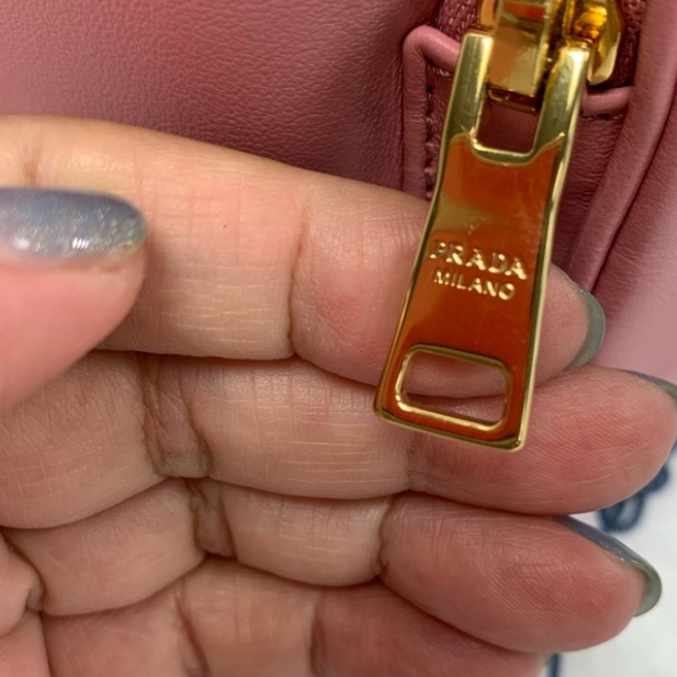 芭比粉無所不在~~Prada 經典三角金屬LOGO小牛皮兩用迷你水桶包(粉紅)-3