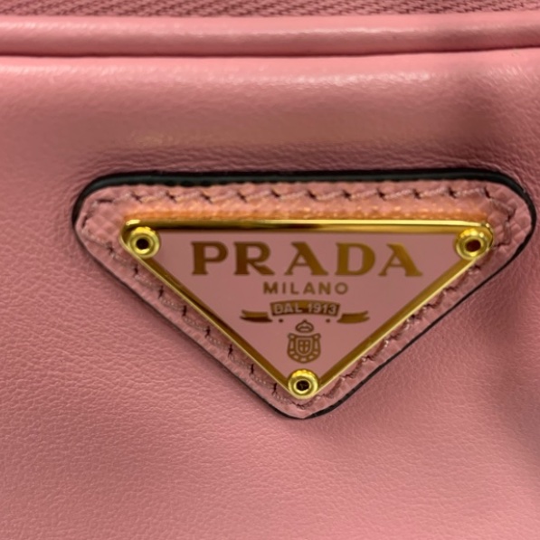 芭比粉無所不在~~Prada 經典三角金屬LOGO小牛皮兩用迷你水桶包(粉紅)-4