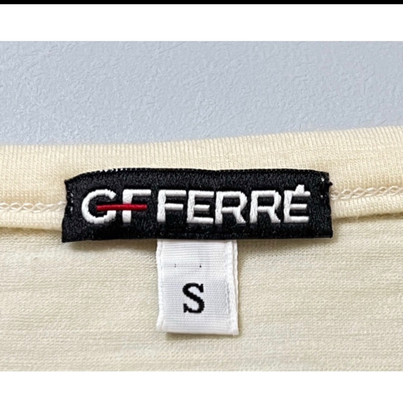 [近全新] 二手名牌服裝 義大利 GF FERRE 米白色T恤 尺碼：S-3