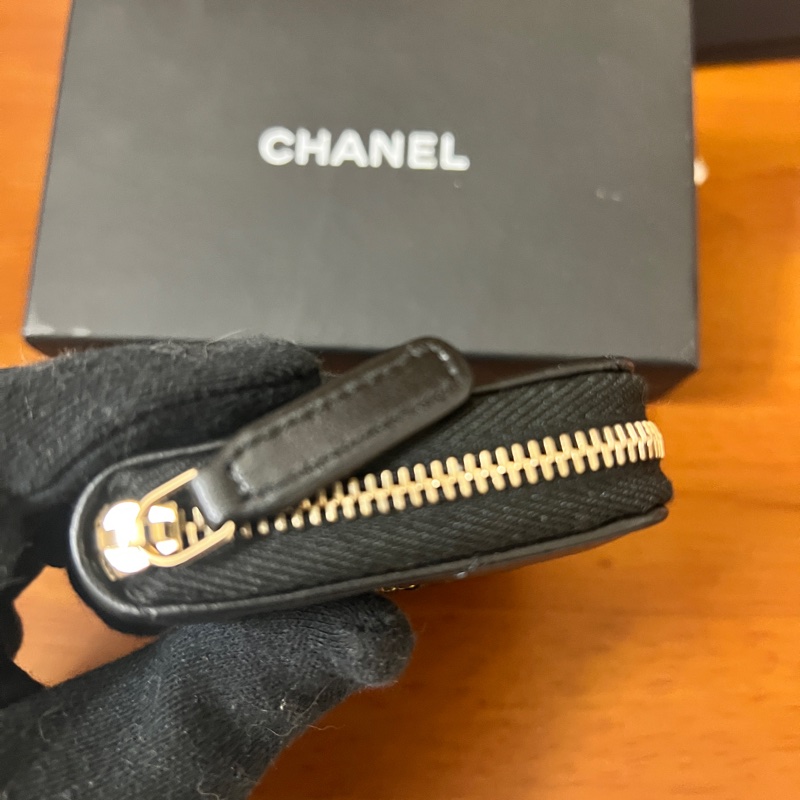讓女友開心情人節快樂🥰在台現貨 CHANEL 香奈兒 19系列經典金屬LOGO菱紋小羊皮拉鍊零錢包(黑色)-1