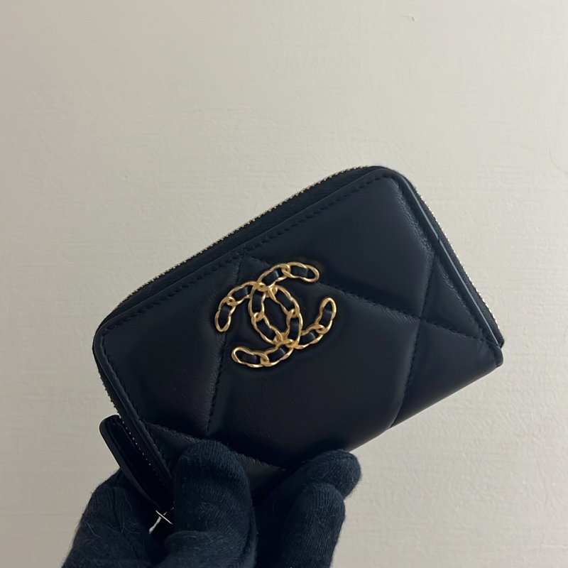 讓女友開心情人節快樂🥰在台現貨 CHANEL 香奈兒 19系列經典金屬LOGO菱紋小羊皮拉鍊零錢包(黑色)-6