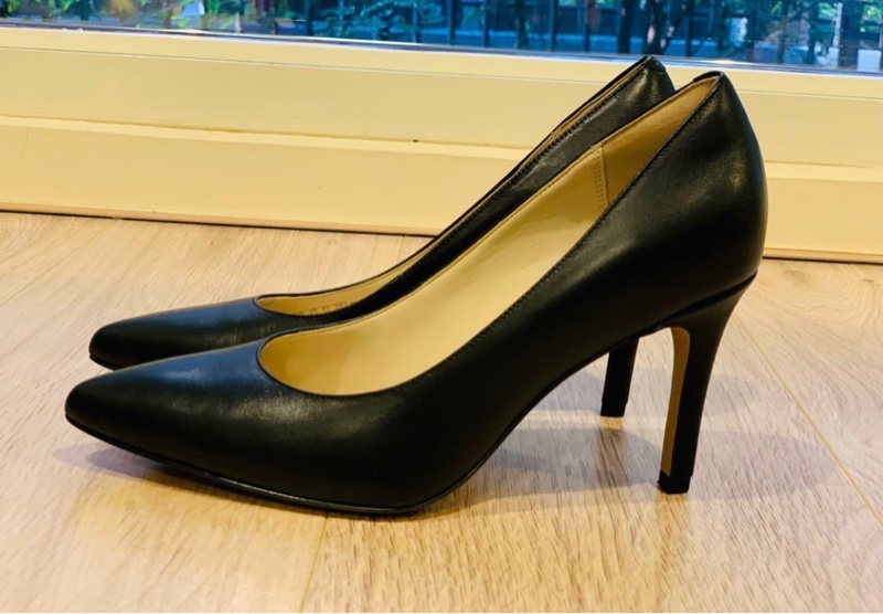 Clarks經典優雅真皮黑高跟鞋-1