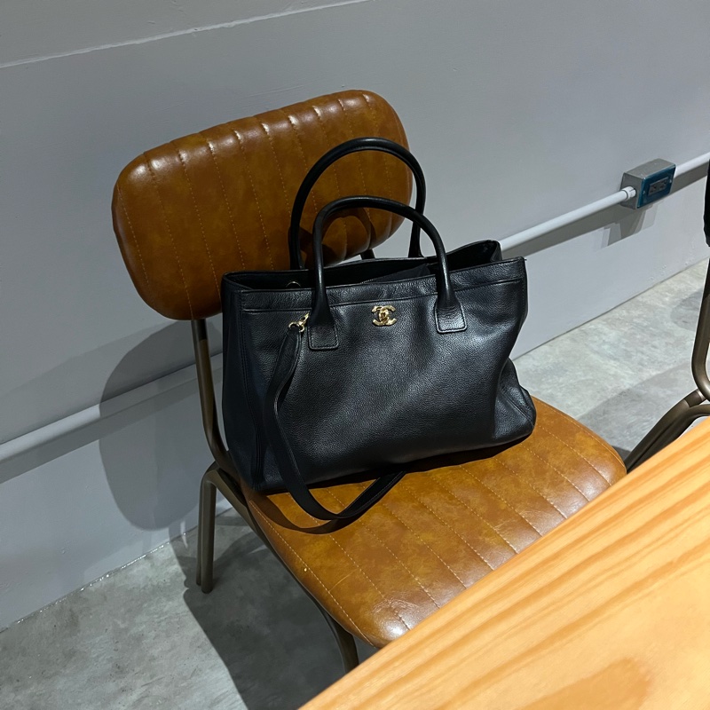CHANEL CERF TOTE 老香魚子醬牛皮托特-0