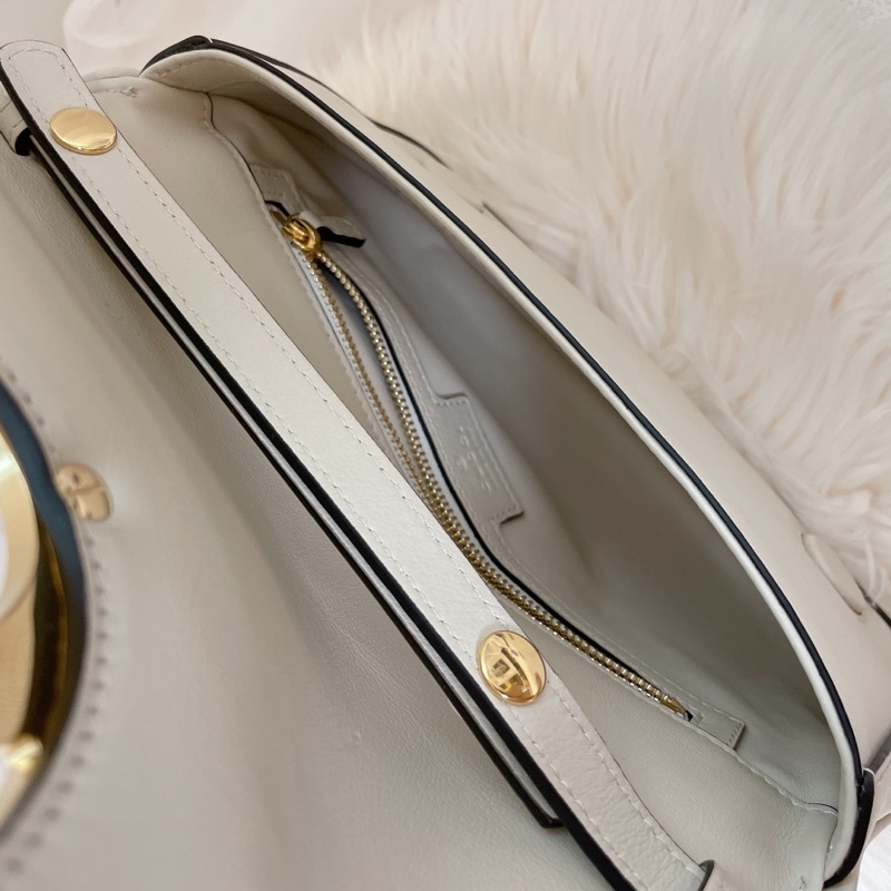 Gucci Blondie系列肩背包.優雅白。手拿包.腋下包.肩背.斜背-4