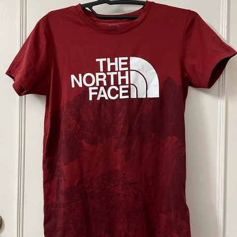 ［The North Face］紅色靈活舒適短袖T恤